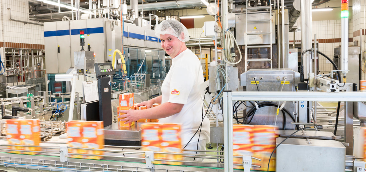 Mitarbeiter an der Verpackungsstation